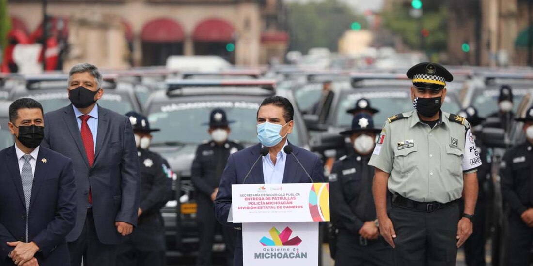 El gobernador Silvano Aureoles encabeza ceremonia de entrega de patrullas por la creación de la Policía Estatal de Caminos.