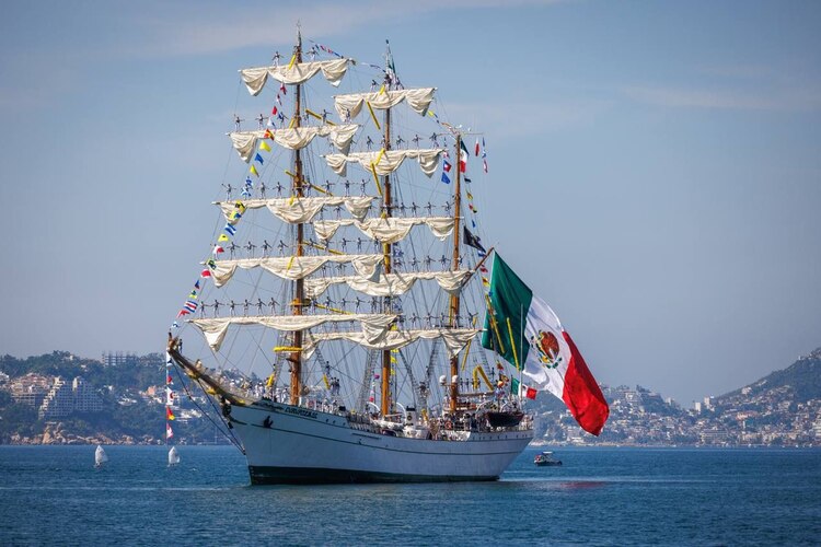 Buque Escuela Cuauhtémoc arribó al puerto de Acapulco.