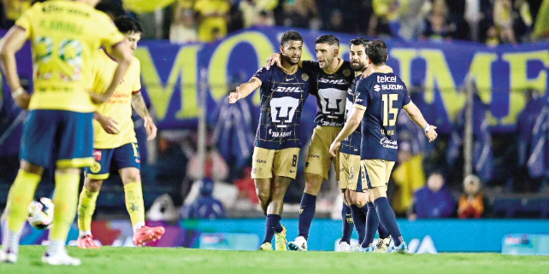 Jugadores de los universitarios celebran el triunfo del torneo pasado ante el América