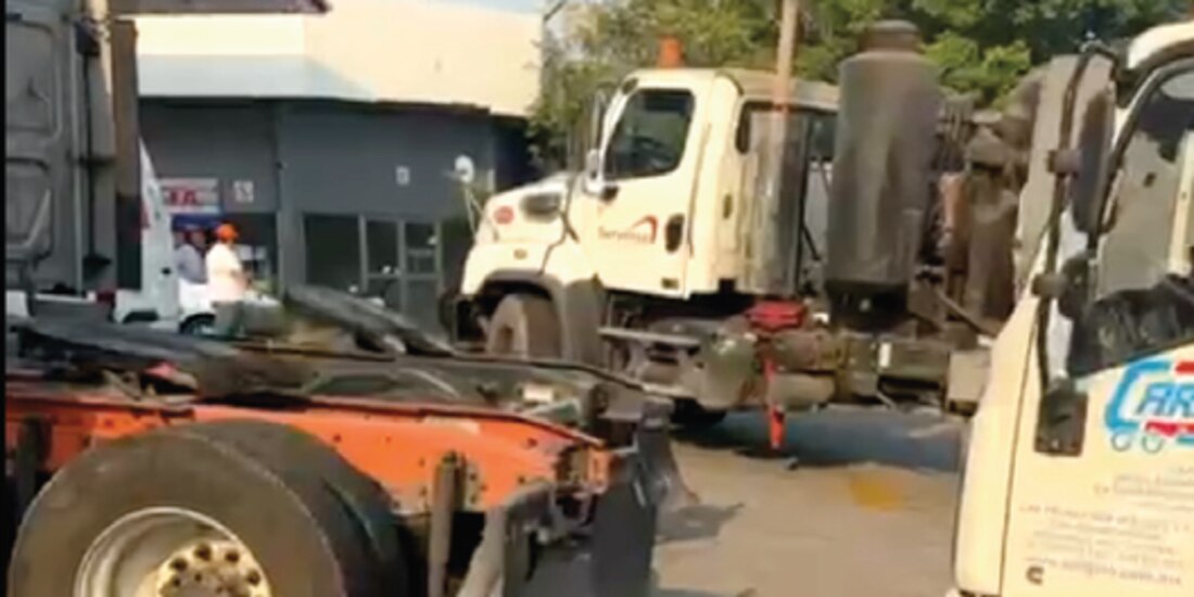 Filas de transportes de carga en gasolineras de Veracruz, ayer.