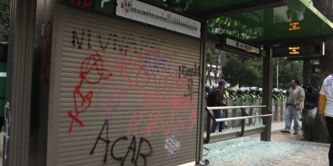 pintas, vidrios, destrozos, marcha, reforma