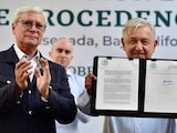 De izquierda a derecha en la imagen, el gobernador Jaime Bonilla; el Presidente Andrés Manuel López Obrador y la gobernadora electa de Baja California, Marina del Pilar