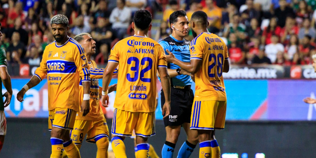 Rodrigo Aguirre se fue expulsado por taparse la boca.