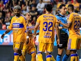 Rodrigo Aguirre se fue expulsado por taparse la boca.
