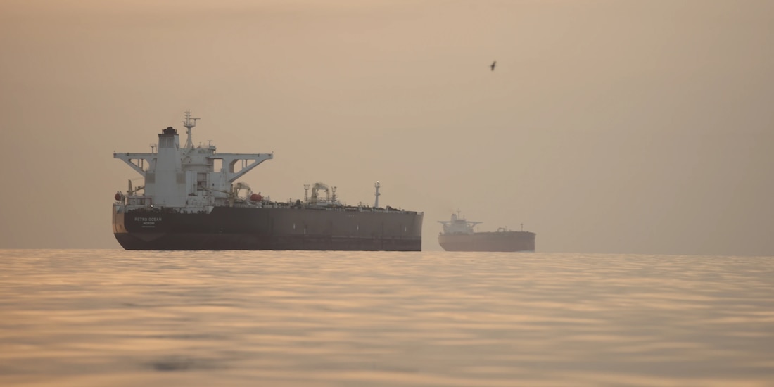 Buques en el estrecho de Ormuz, el sábado 18 de abril de 2026.