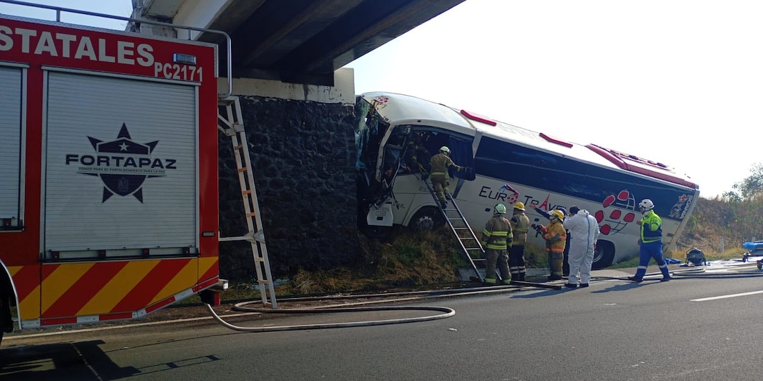 Autobús se estrella en autopista de Occidente, Michoacán.