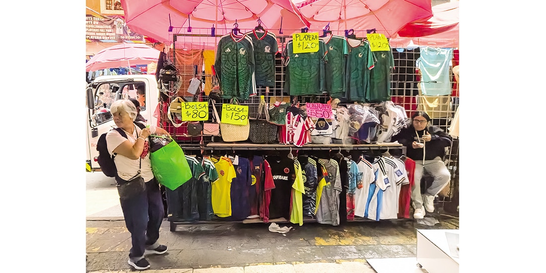 Una joven vende playeras de la Selección Mexicana en el Centro, el 7 de abril.