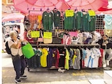 Una joven vende playeras de la Selección Mexicana en el Centro, el 7 de abril.