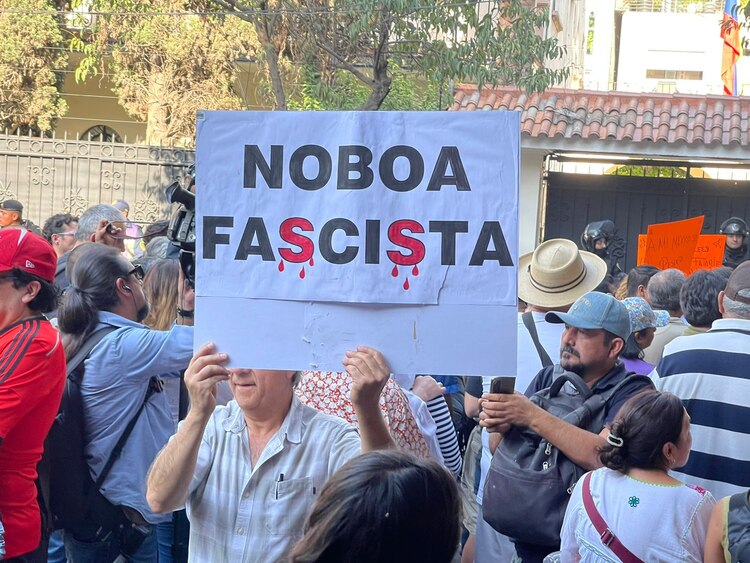 Mexicanos protestan en la embajada de Ecuador.