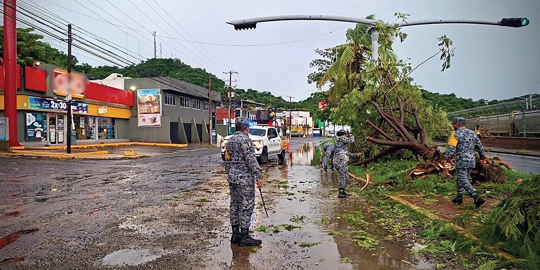 Labores de limpieza de la Guardia Nacional tras el paso del huracán Simón en Manzanillo, Colima, ayer.