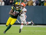 Davante Adams, de Packers, y Denzel Ward, de Browns, durante el encuentro entre ambos equipos en la Semana 16 de la NFL.