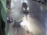 Al ingresar a la avenida de circulación rápida arrojó al motociclista, que quedó tirado en la acera