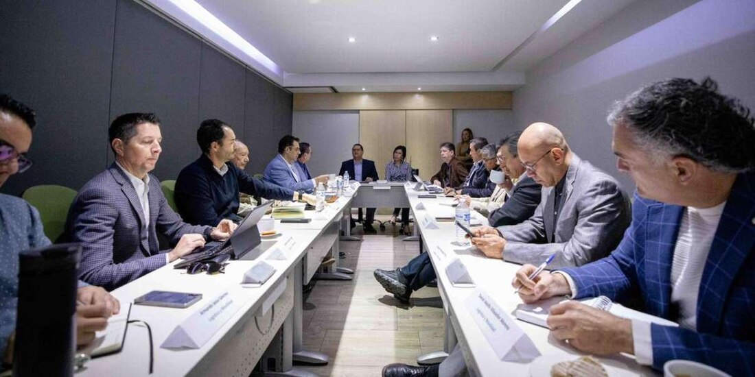 Libia Dennise García Muñoz se reúne con especialistas en movilidad y transporte.