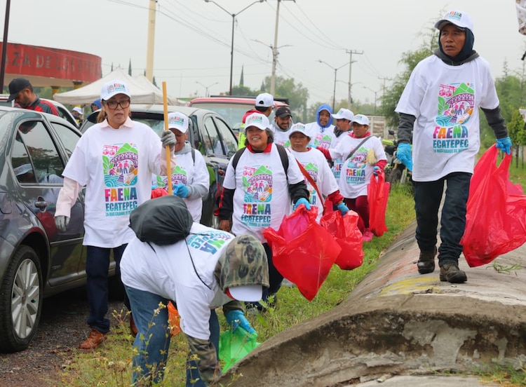 Servidores públicos y ciudadanos recolectan desechos durante la jornada masiva de limpieza en Ecatepec.