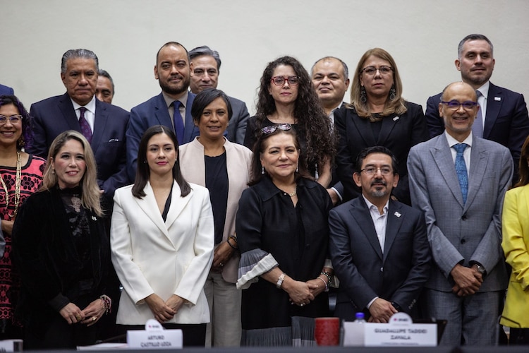 Blanca Yassahara Cruz García, Frida Denisse Gómez Puga y Arturo Manuel Chávez López rindieron protesta como consejeras y consejero electorales en el INE.