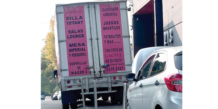 Un camión descarga material para eventos en el 213 de la calle Lava, ayer.
