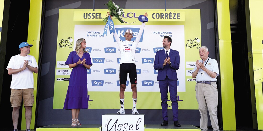 El bajacaliforniano celebra en el podio con el maillot blanco, ayer, en la comuna de Ussel, Francia.