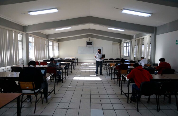 Desde el 1 de marzo, Jalisco desarrolla grupos de seguimiento académico, con 9 alumnos por aula, con asesorías máximo 4 días a la semana cada 15 días, para evitar la exposición.