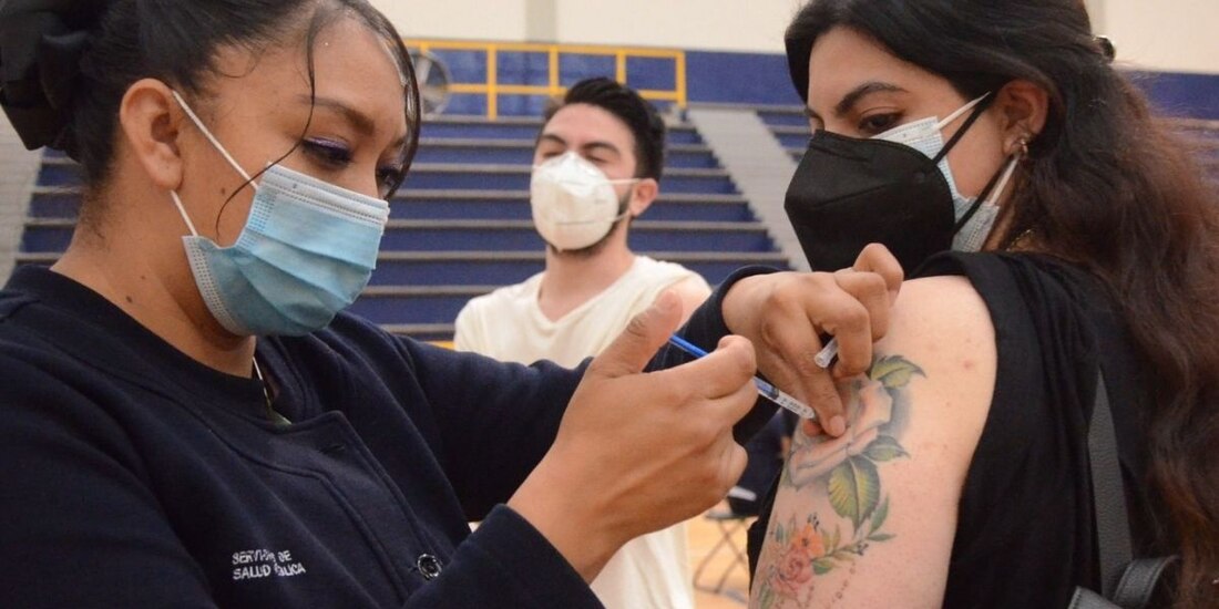 Joven perteneciente a la población de 18 a 29 años recibe dosis contra COVID-19 en la Ciudad de México.