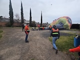 Globos aerostáticos fuerzan aterrizaje en Teotihuacan y Acolman, ante fuertes vientos.