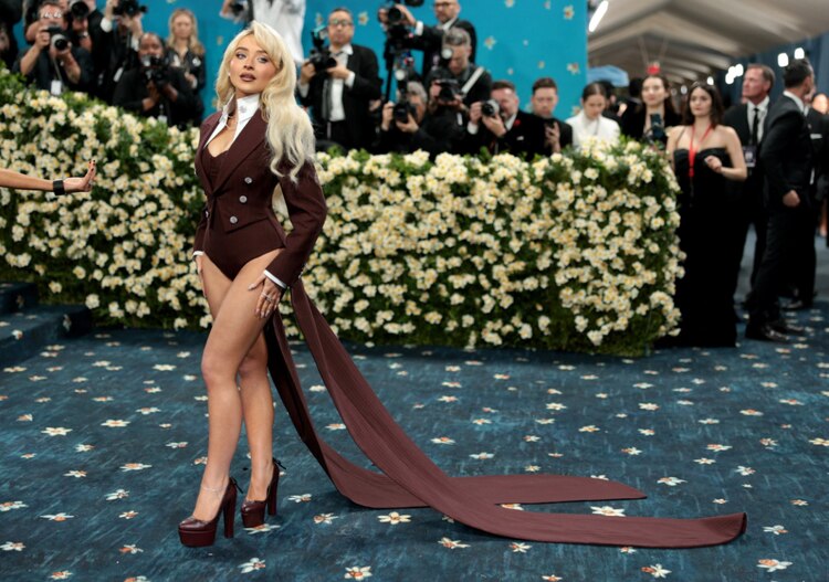 Sabrina Carpenter lució sensual con este atuendo de Pharrell Williams.