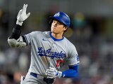 El japonés Shohei Ohtani, de Los Ángeles Dodgers, festeja tras conectar un jonrón en el encuentro ante Washington, el martes 23 de abril de 2024