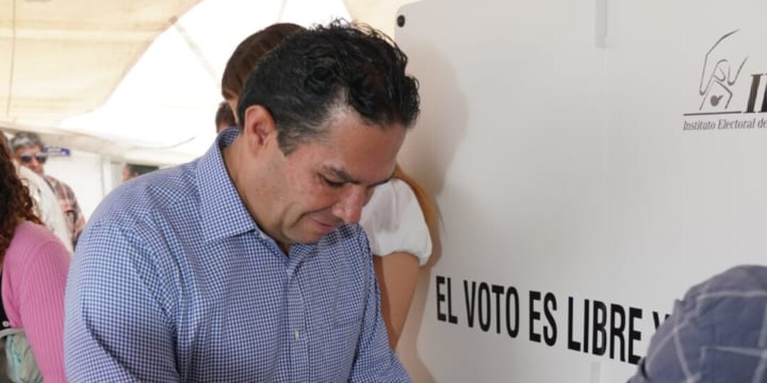 Enrique Vargas acude a votar.