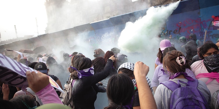 El bloque negro se enfrenta con policías resguardados.