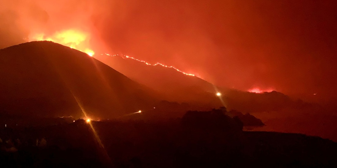 Un incendio forestal arde en Rocky Point, condado de Monterey, California, EU.
