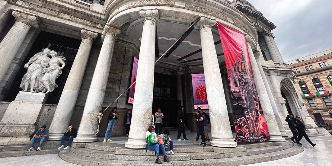 El palacio de bella artes, ayer, al recibir visitantes.