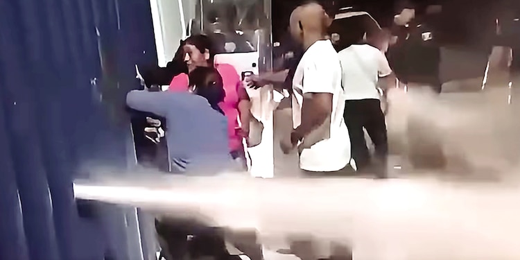 MOMENTO en que las encapsularon; antes, las rociaron con extintores para disuadirlas.