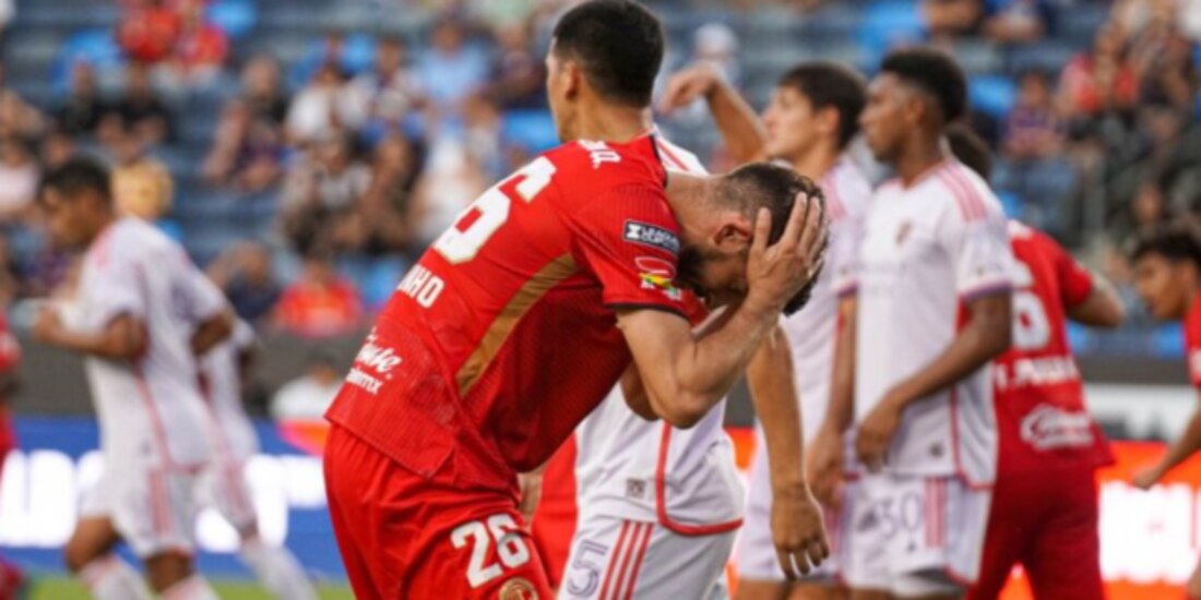 Paulinho lamenta una falla del Toluca contra el Orlando City, ayer, en Carson, California.