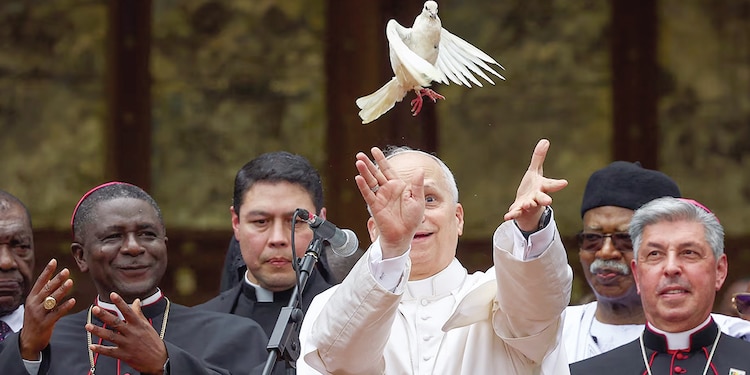 El Papa León XIV celebra una misa por la paz y la justicia en Camerún, ayer.