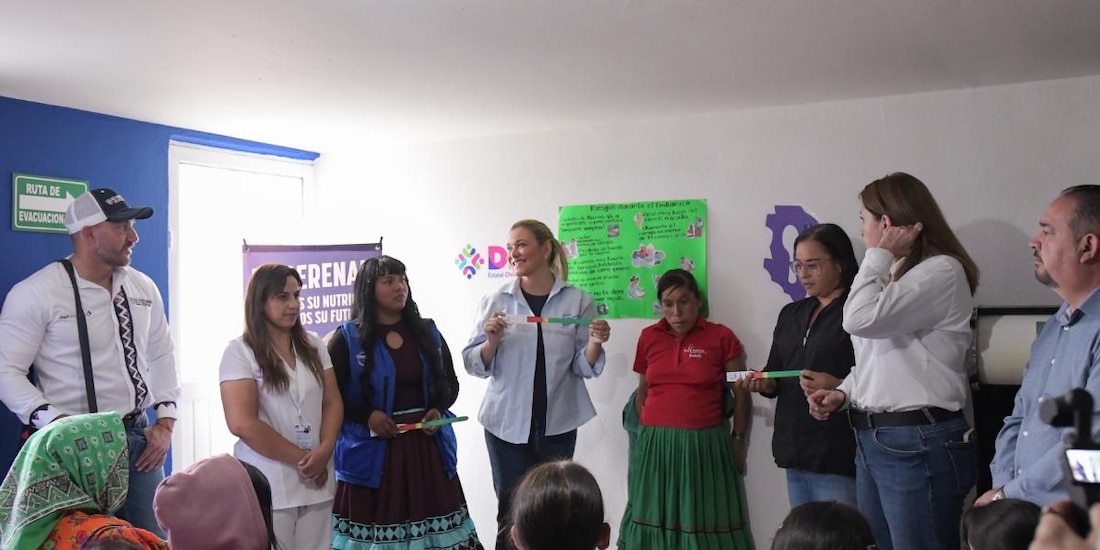 La gobernadora Maru Campos encabezó la entrega de equipo médico y apoyos funcionales en la zona serrana.