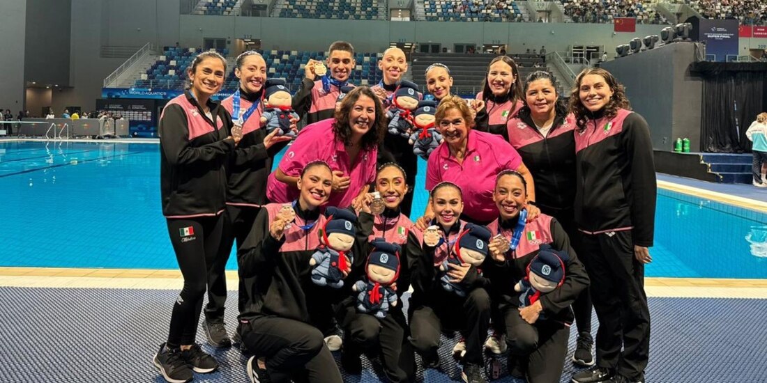 Los integrantes del equipo mexicano de natación artística posan con su metal de bronce obtenido en China.