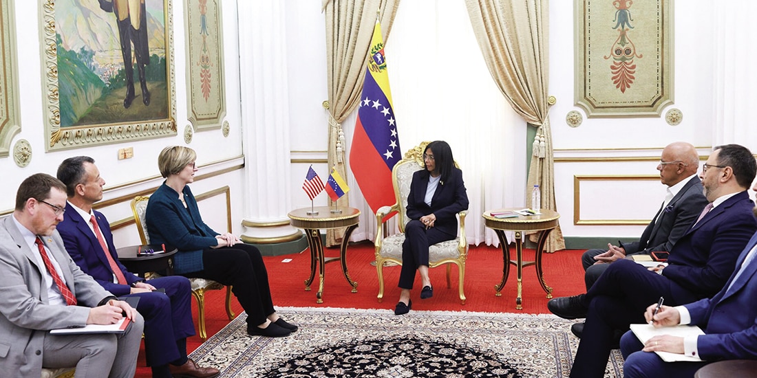 Delcy Rodríguez y la enviada estadounidense Laura Dogu, en el Palacio de Miraflores, ayer.