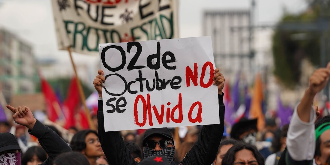 Miles de personas marcharon desde la plaza de las Tres culturas con dirección al Zócalo capitalino para conmemorar el 58 aniversario de la Matanza del 02 de octubre.