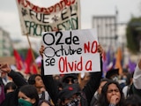 Miles de personas marcharon desde la plaza de las Tres culturas con dirección al Zócalo capitalino para conmemorar el 58 aniversario de la Matanza del 02 de octubre.