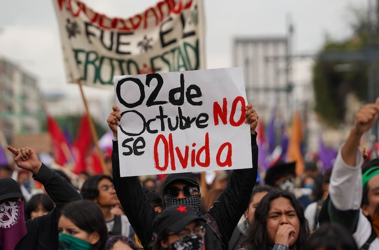 Marcha en CDMX por el aniversario de la Masacre de Tlatelolco.
