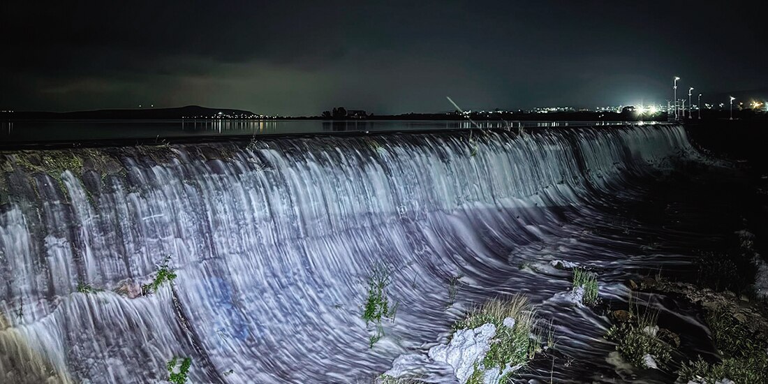 Monento de la madrugada de ayer en el que la presa El Centenario, en Tequisquiapan, se desbordó y el agua comenzó a inundar las zonas aledañas.