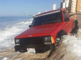 Así quedó la camioneta atascada en la arena, en la playa Cerritos.