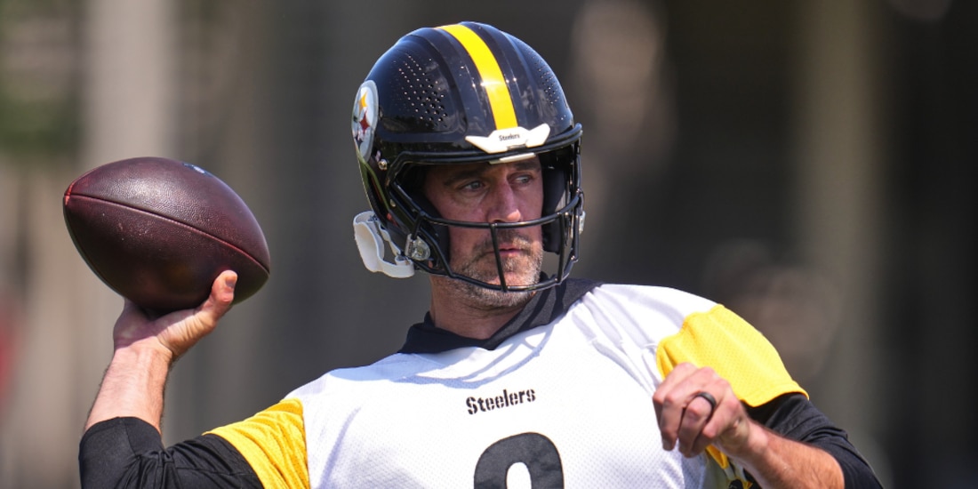 Aaron Rodgers en un entrenamiento con los Steelers.