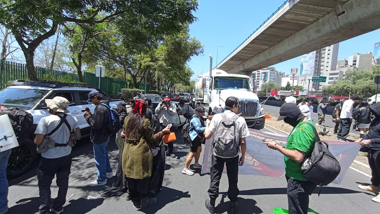 Bloquean ambos sentidos de Periférico Sur, previo a duelo amistoso México - Portugal.
