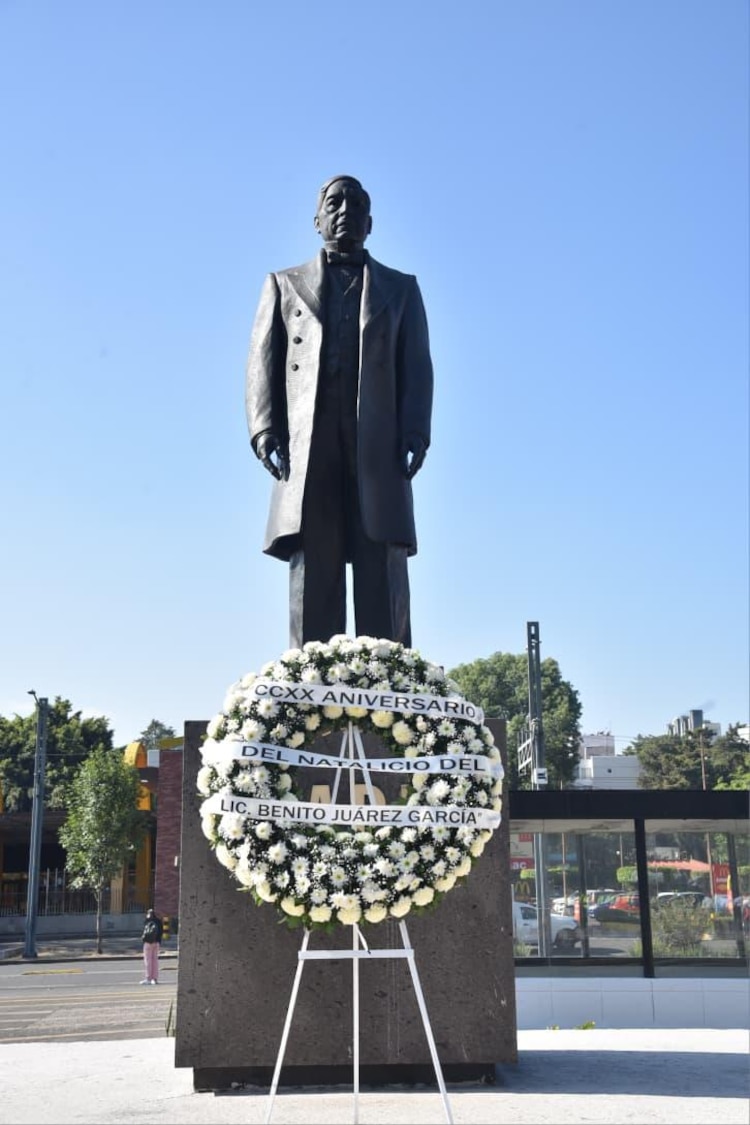 Funcionarios de la administración de Luis Mendoza rinden homenaje a los ideales de justicia y democracia en la CDMX.