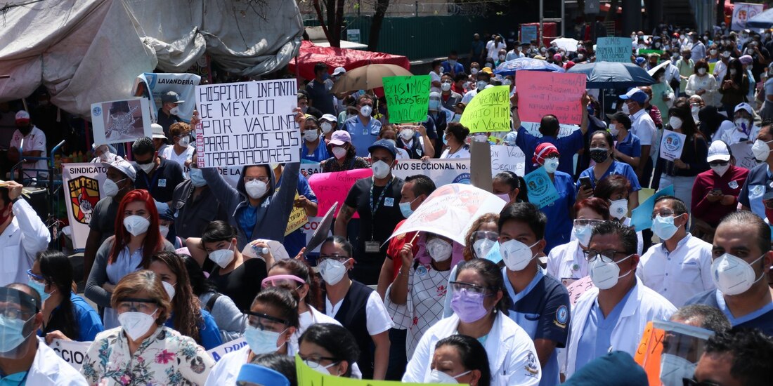 Médicos del Hospital Infantil de México exigen más vacunas, el pasado 3 de marzo.
