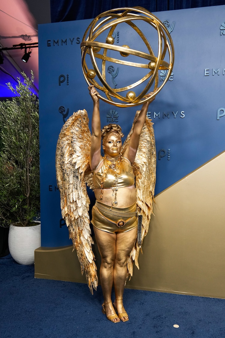 Meg Stalter en la alfombra roja de los Premios Emmy 2026
