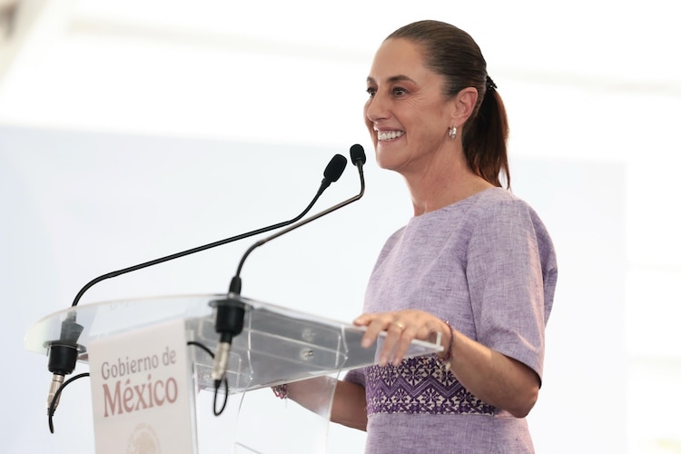 La jefa del Ejecutivo federal, Claudia Sheinbaum, detalla las acciones de infraestructura e inversión social en Colima.