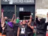 Colectivos feministas tomaron las instalaciones de la CNDH en el Centro.
