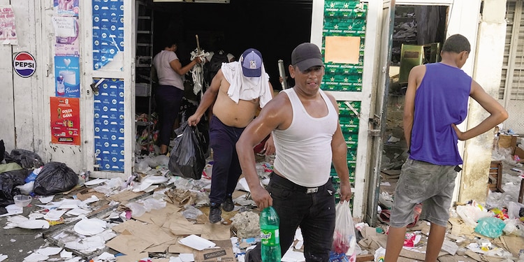 Comercios fueron saqueados en Catia La Mar.
