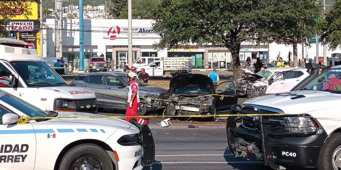 Accidente en Monterrey dejó dos personas muertas.